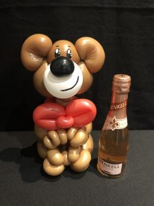 Flasche mit Luftballonbärli verpackt