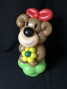 Bärenmädchen mit Blume