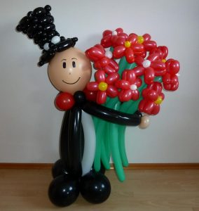 Luftballonblumenmann mit roten Blumen