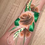 Arm geschminkt mit Fantasierosen
