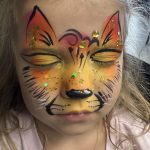 Geschminkte Katze süß und glitzernd