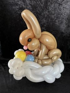 Osterhase geschmückt aus Ballons