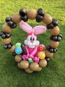 Osterhase sitzt im Nest