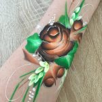 Rosenmotiv auf Arm und Gesicht