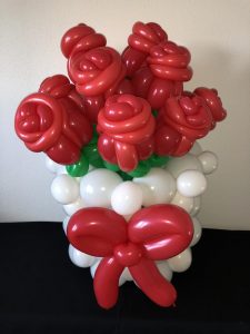 Rote Rosen aus Luftballons
