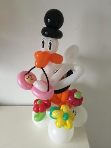 Storch mit Baby im Schnabel aus Ballon