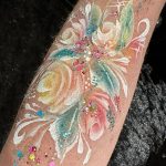 Armbemalung mit bunten Blumen